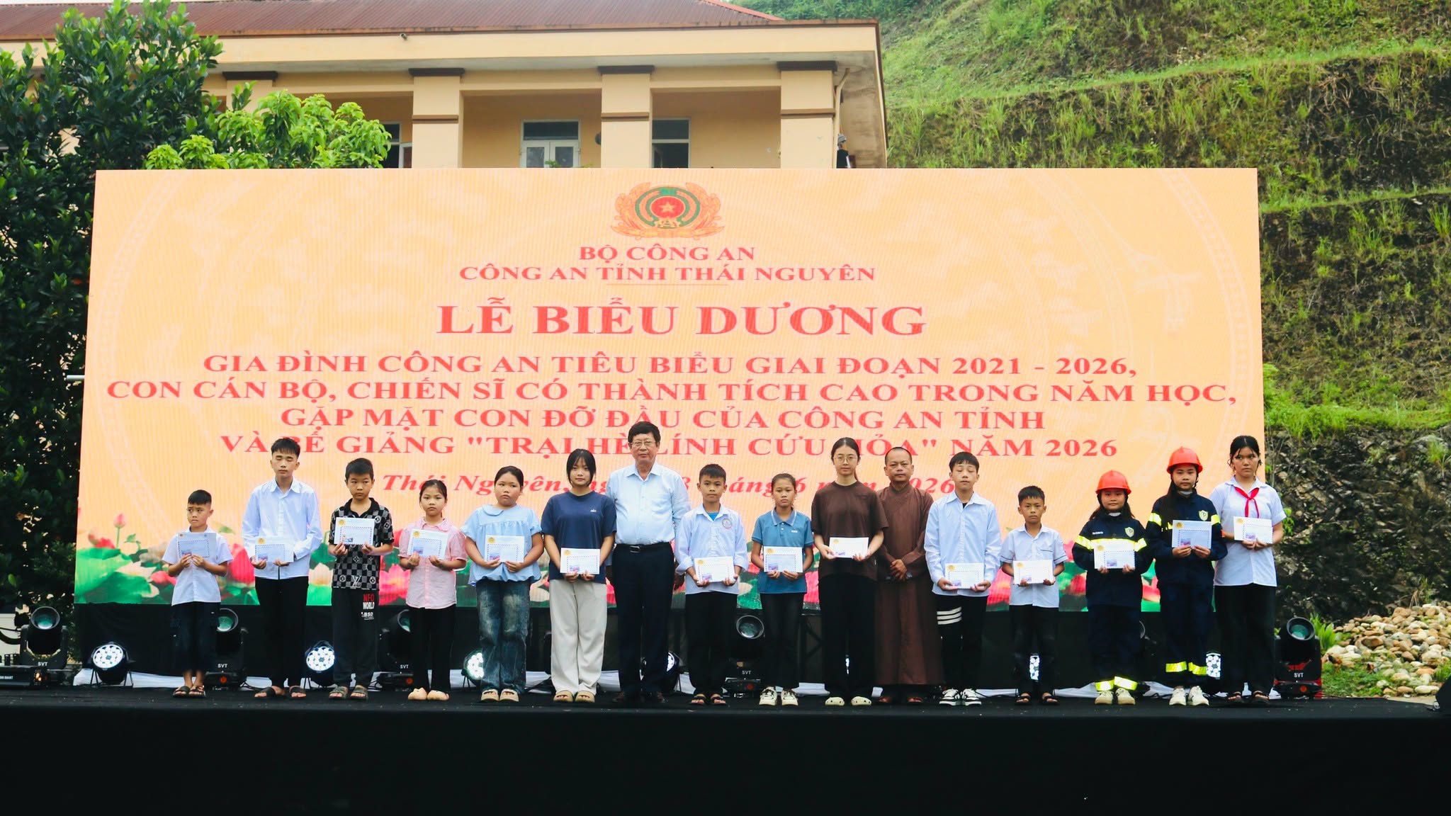 Viện Nghiên cứu Văn hóa và Dân sinh phối hợp cùng Công an tỉnh Thái Nguyên bế giảng Trại hè Lính cứu hỏa 2026
